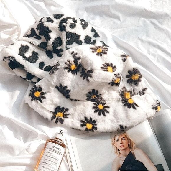 🆕️City Girl Collection// Daisy bucket hat - Picture 1 of 3